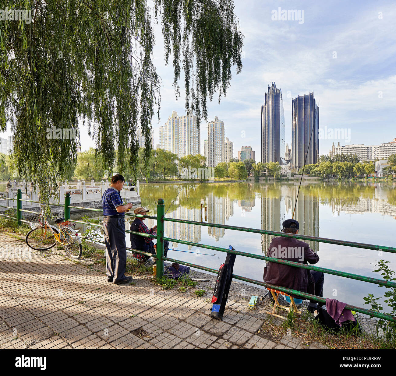 Le Parc Chaoyang Plaza, vue du lac de Parc de Chaoyang. Le Parc Chaoyang Plaza, Beijing, Chine. Architecte : MAD Architectes, 2017. Banque D'Images