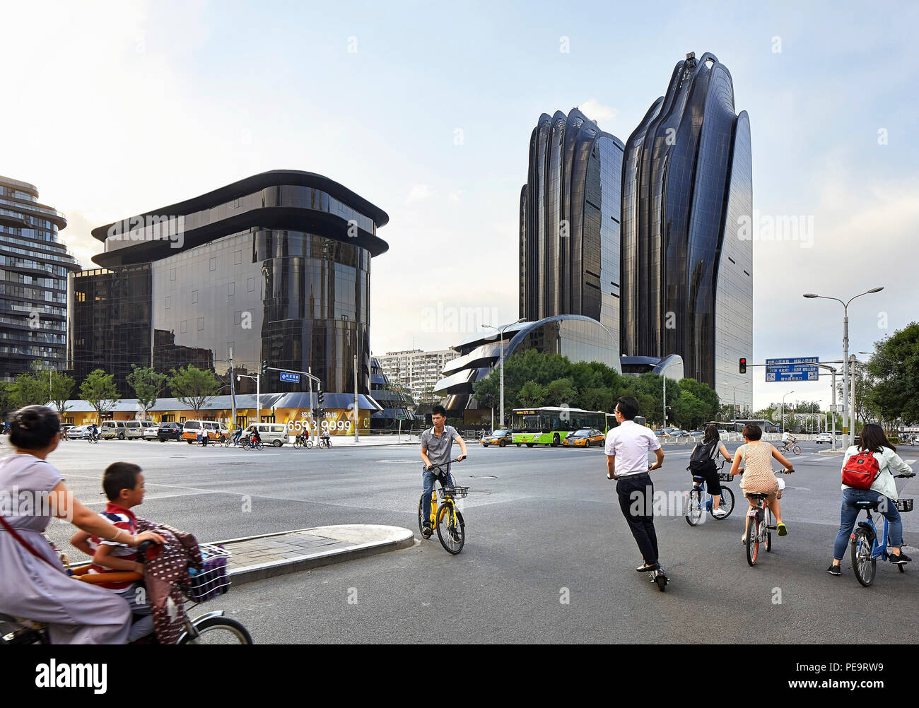Vue sur la rue de Beijing avec vue sur le Parc Chaoyang Plaza. Le Parc Chaoyang Plaza, Beijing, Chine. Architecte : MAD Architectes, 2017. Banque D'Images