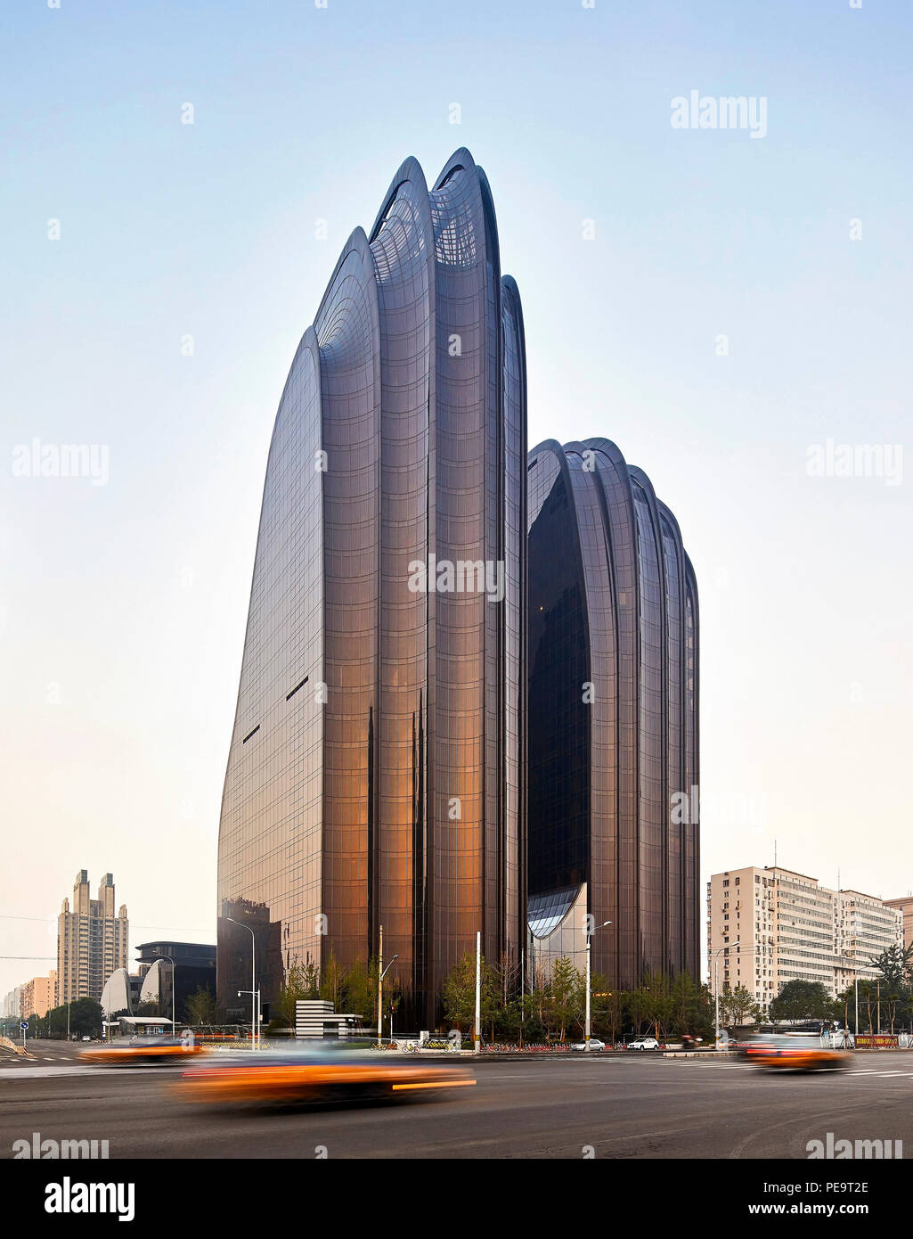 Vue extérieure. Le Parc Chaoyang Plaza, Beijing, Chine. Architecte : MAD Architectes, 2017. Banque D'Images