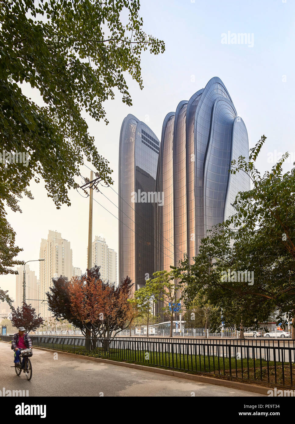Vue extérieure. Le Parc Chaoyang Plaza, Beijing, Chine. Architecte : MAD Architectes, 2017. Banque D'Images