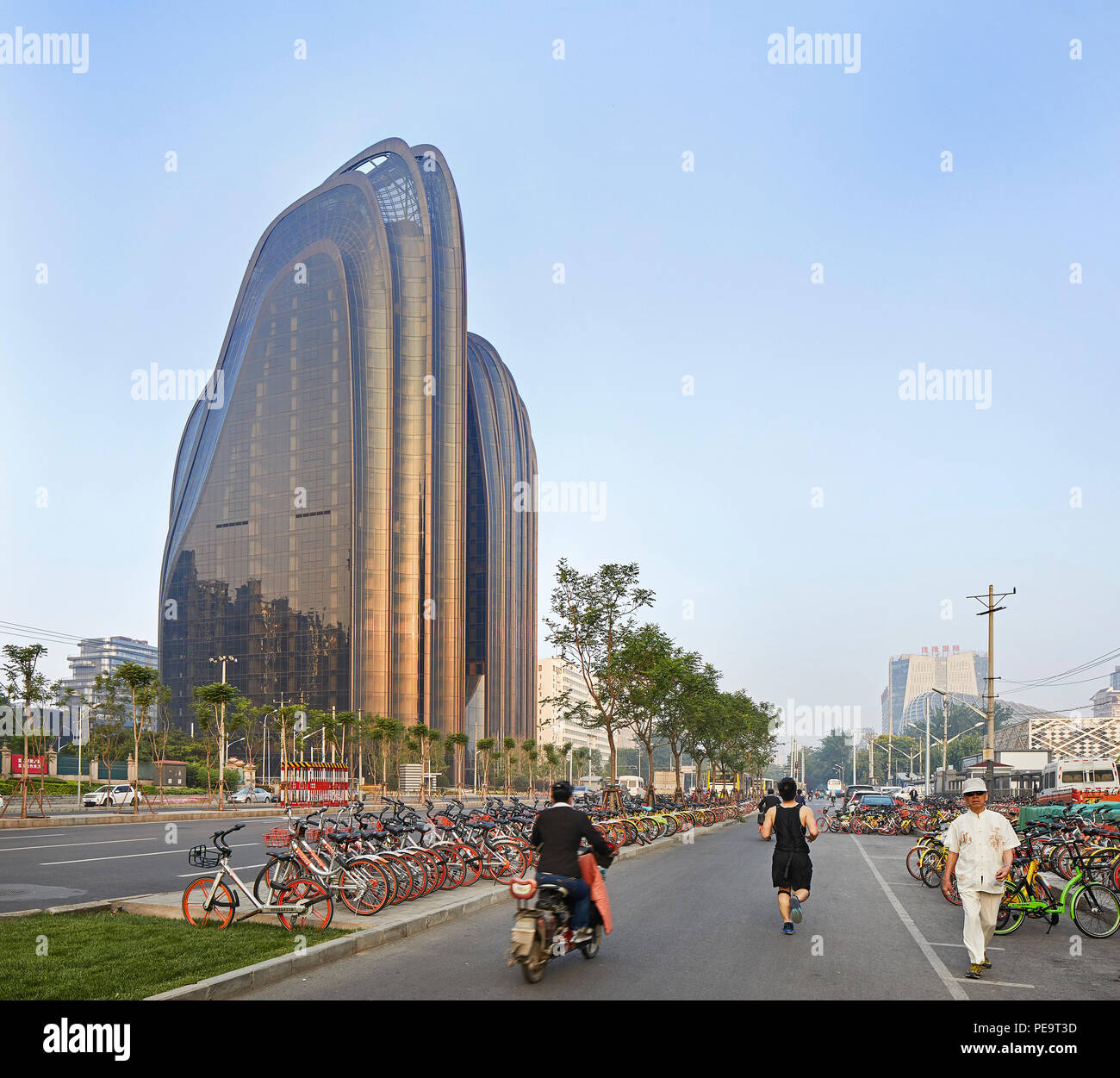 Vue sur la rue du Parc de Chaoyang Plaza. Le Parc Chaoyang Plaza, Beijing, Chine. Architecte : MAD Architectes, 2017. Banque D'Images