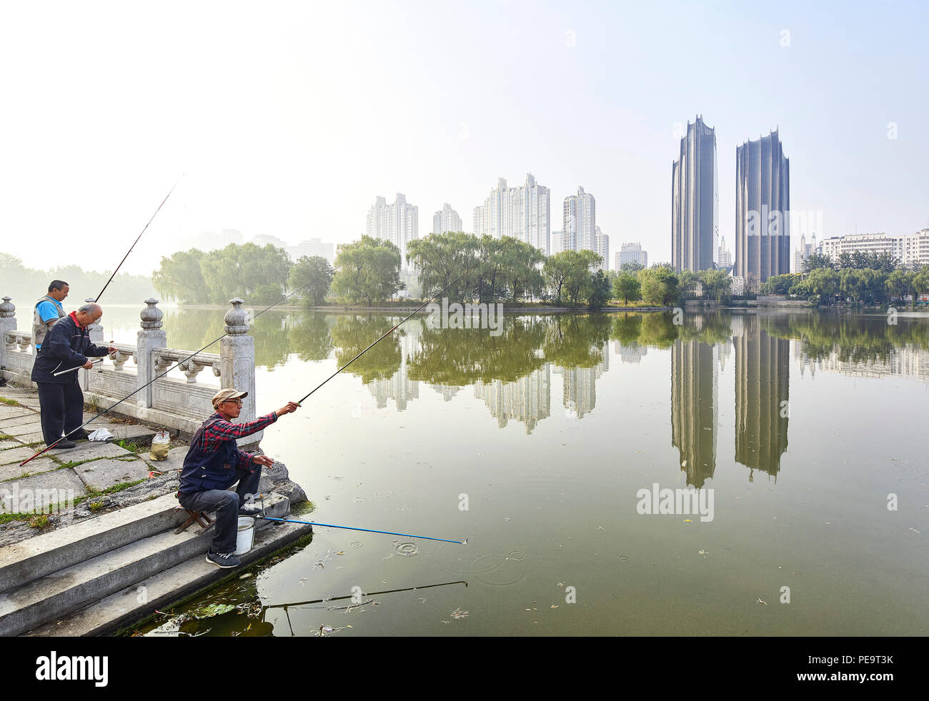 Vue sur le Parc Chaoyang Plaza du lac de Parc de Chaoyang. Le Parc Chaoyang Plaza, Beijing, Chine. Architecte : MAD Architectes, 2017. Banque D'Images