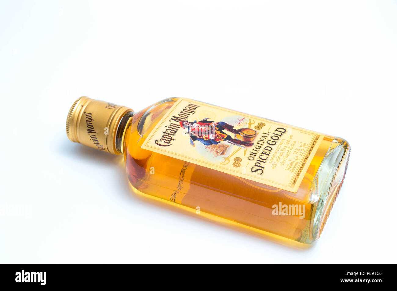 Flasque mini bouteille de rhum Captain Morgan spiced Photo Stock - Alamy