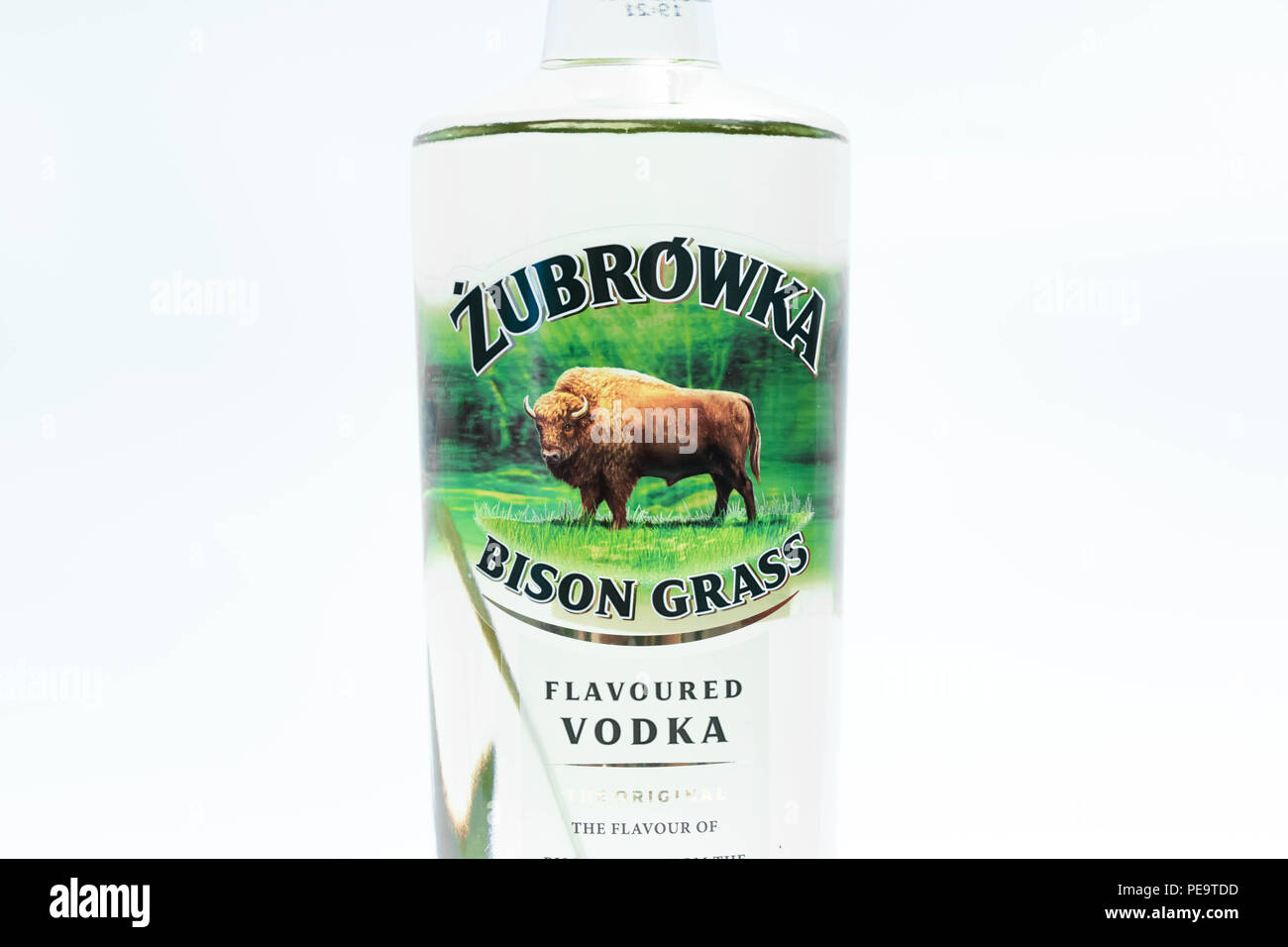 L'alcool bouteille Zubrowka Vodka infusée d'herbe bisons polonais Pologne  Photo Stock - Alamy