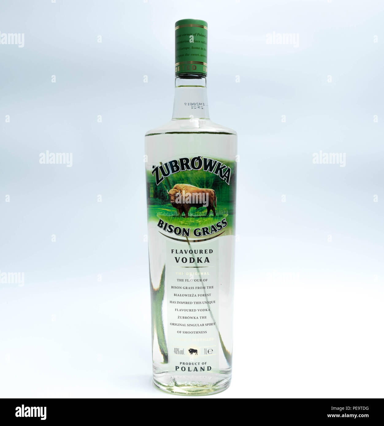 L'alcool bouteille Zubrowka Vodka infusée d'herbe bisons polonais Pologne  Photo Stock - Alamy