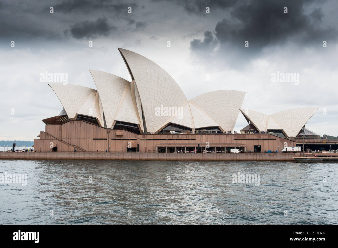 Le célèbre Opéra de Sydney sous un ciel sombre, Sydney, Nouvelle-Galles du Sud, Australie. Banque D'Images