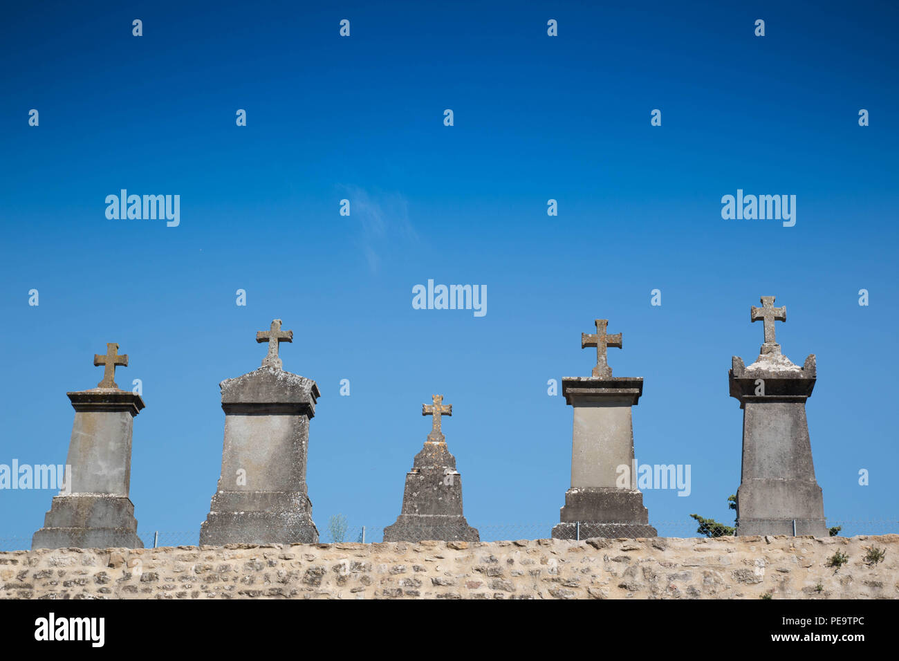 Les pierres tombales sur ciel bleu. fond d'ou l'arrière-plan Banque D'Images