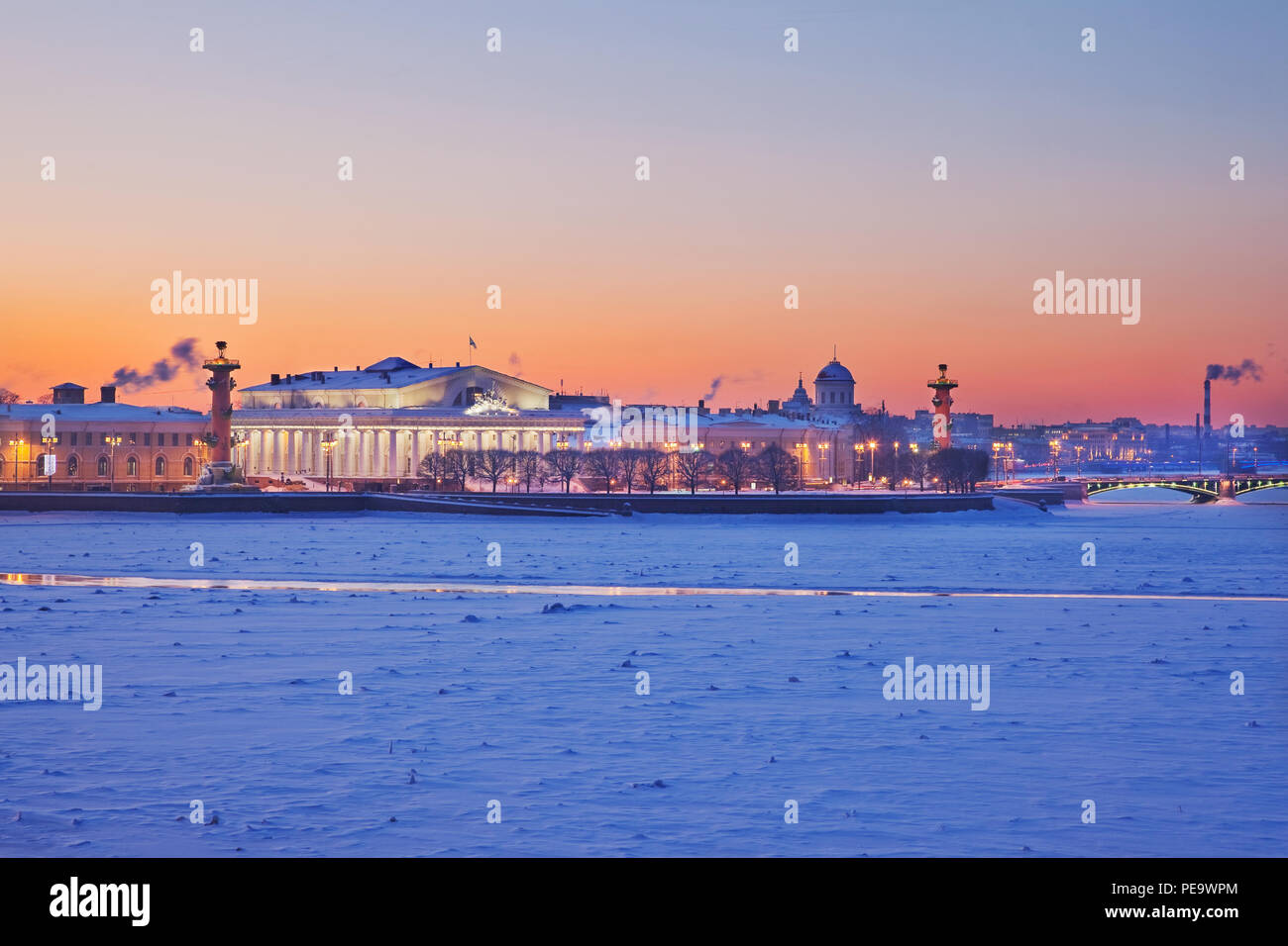 La Bourse et les Colonnes rostrales. Pointe de l'île Vassilievski. Saint-petersbourg. La Russie Banque D'Images