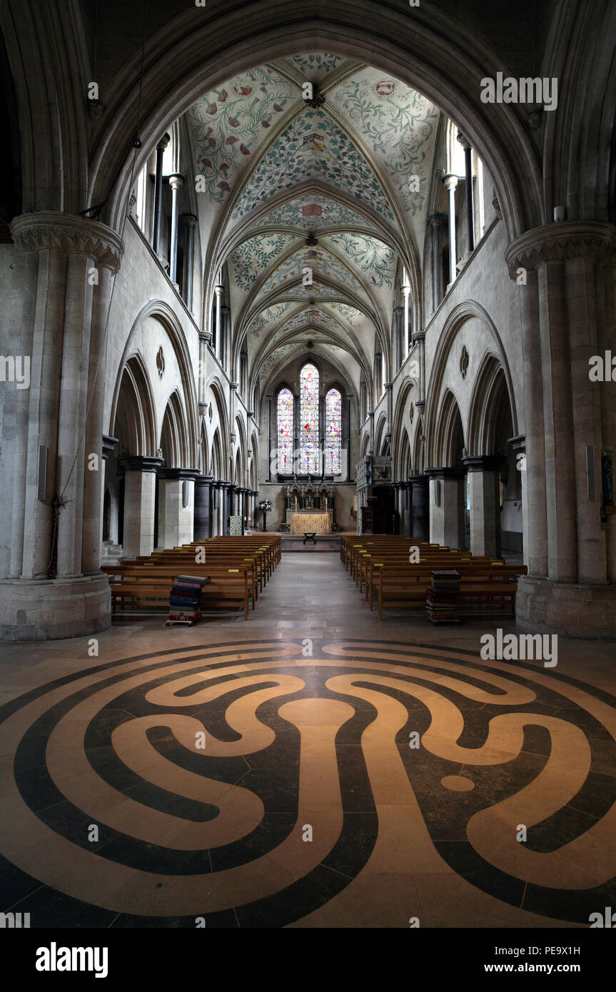 L'intérieur de l'église de St Mary et St Blaise, Boxgrove, labyrinthe avec des personnalités dans le sol en pierre de Purbeck. Banque D'Images