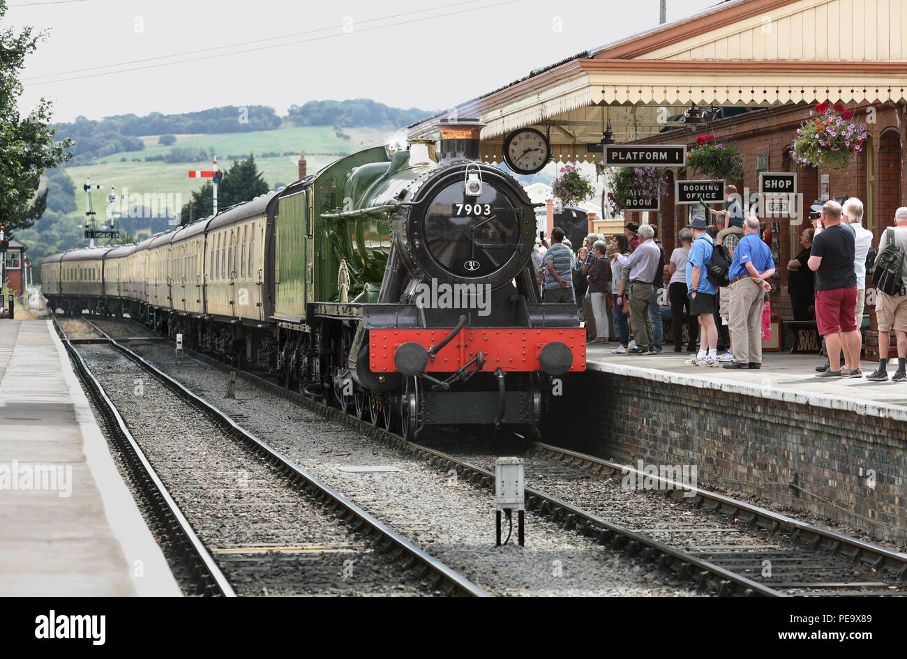 Les amateurs de vapeur 1 plate-forme de remplissage à Toddington gare dans le Gloucestershire Warwickshire Railway comme un train à l'arrivée de Broadway. Banque D'Images