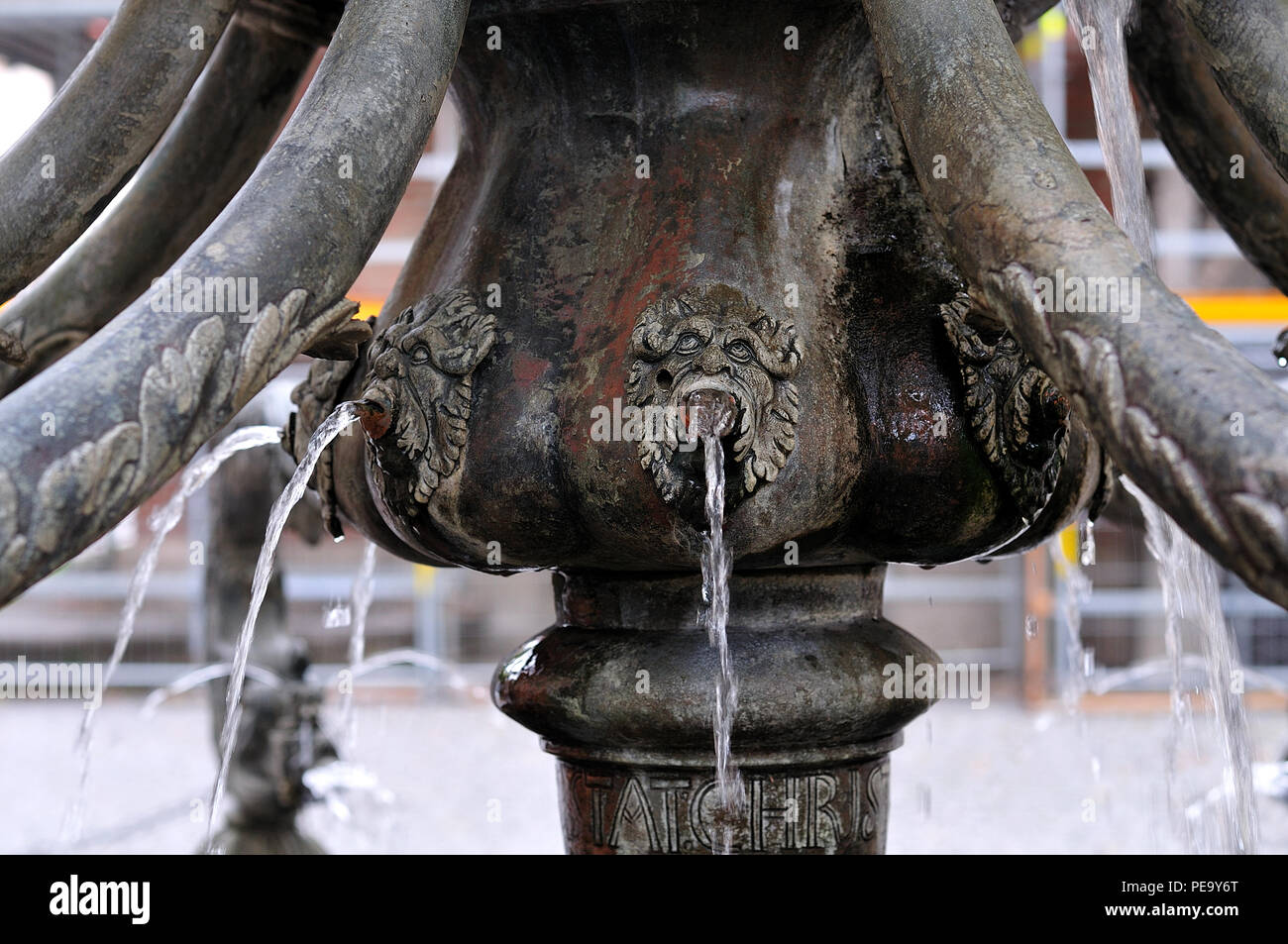 Les gargouilles à têtes de lion crachant de l'eau à fontaine du 16e siècle à Ulm, Allemagne Banque D'Images
