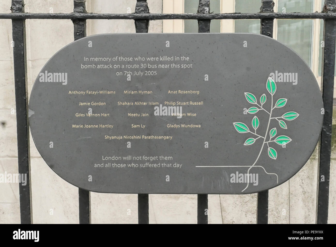 Une plaque sur les garde-corps à Tavistock Square en mémoire de ceux tués dans le 7 juillet 2005 à l'attentat terroriste contre un bus de Londres. Banque D'Images