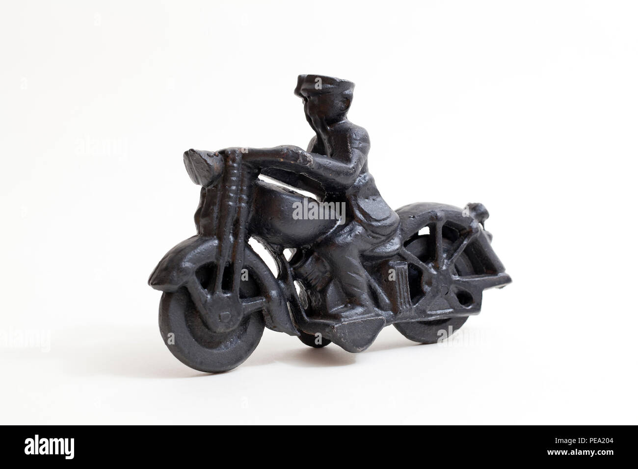 Cast-iron motorcycle cop toy (Kiddy Hubbly jouet moulé reproduction) - USA Banque D'Images