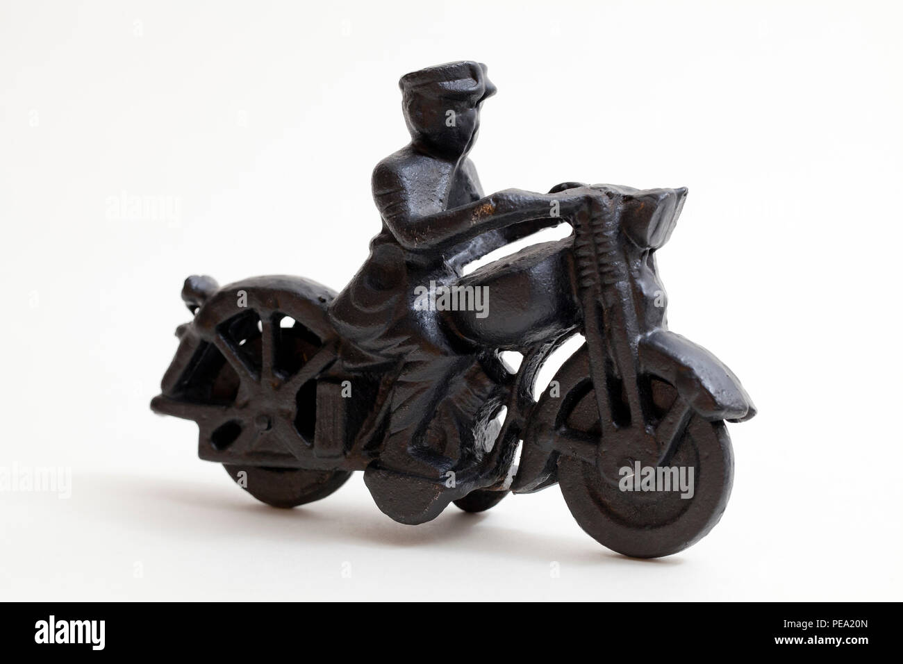 Cast-iron motorcycle cop toy (Kiddy Hubbly jouet moulé reproduction) - USA Banque D'Images