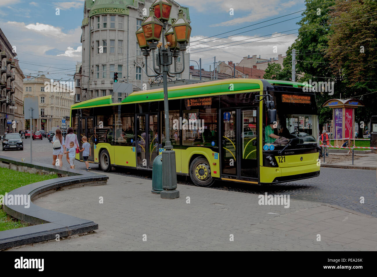 LVIV, UKRAINE - LE 26 JUILLET - Ville trolleybus dans le centre-ville de Lviv. Banque D'Images