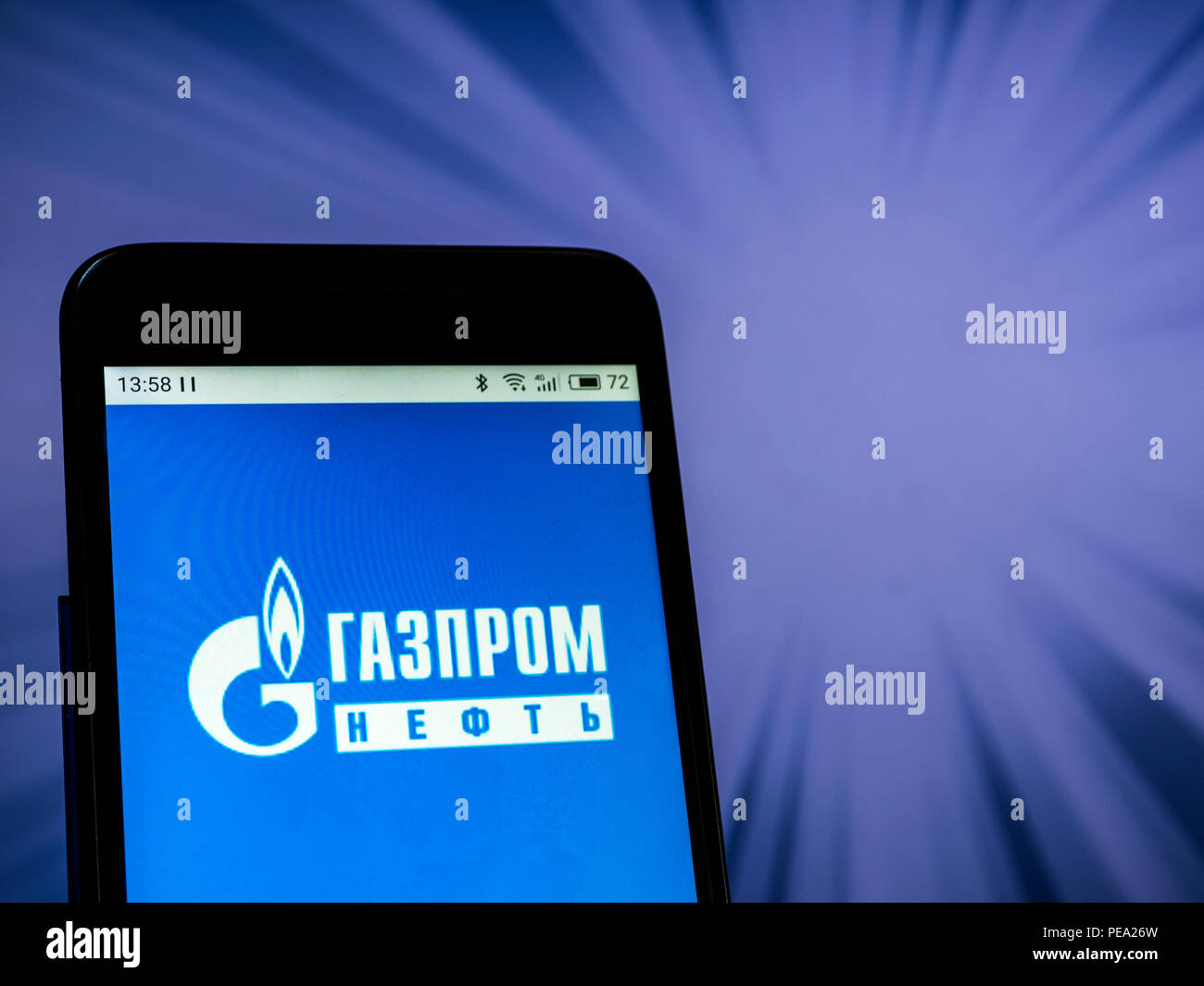 Gazprom neft (huile) logo vu affichée sur téléphone intelligent. Dans le cadre de l'introduction le 22 août de nouvelles sanctions contre la Russie dans le cas d'Skripal, actions inscrites dans la liste des entreprises a fortement baissé. Banque D'Images