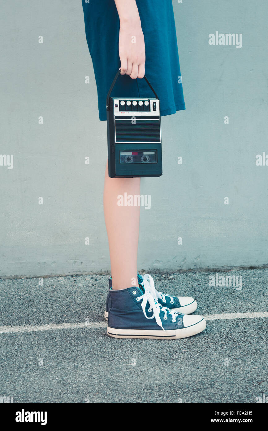 Young Girl holding vintage lecteur de cassette. Technologie concept rétro. Banque D'Images