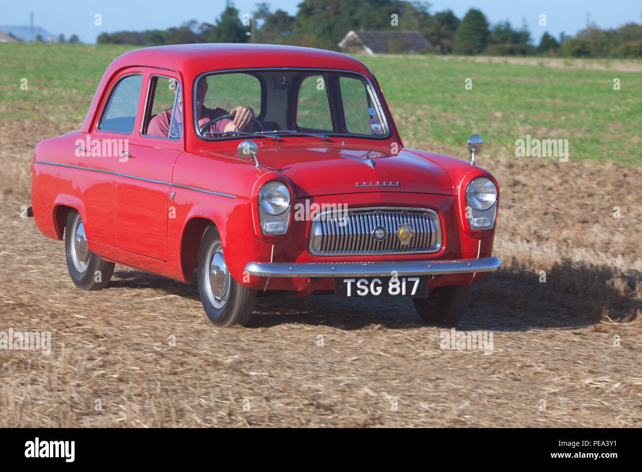 Un préfet Ford rouge arrivant à un salon de voitures et de labour en Ainderby,North Yorkshire Banque D'Images
