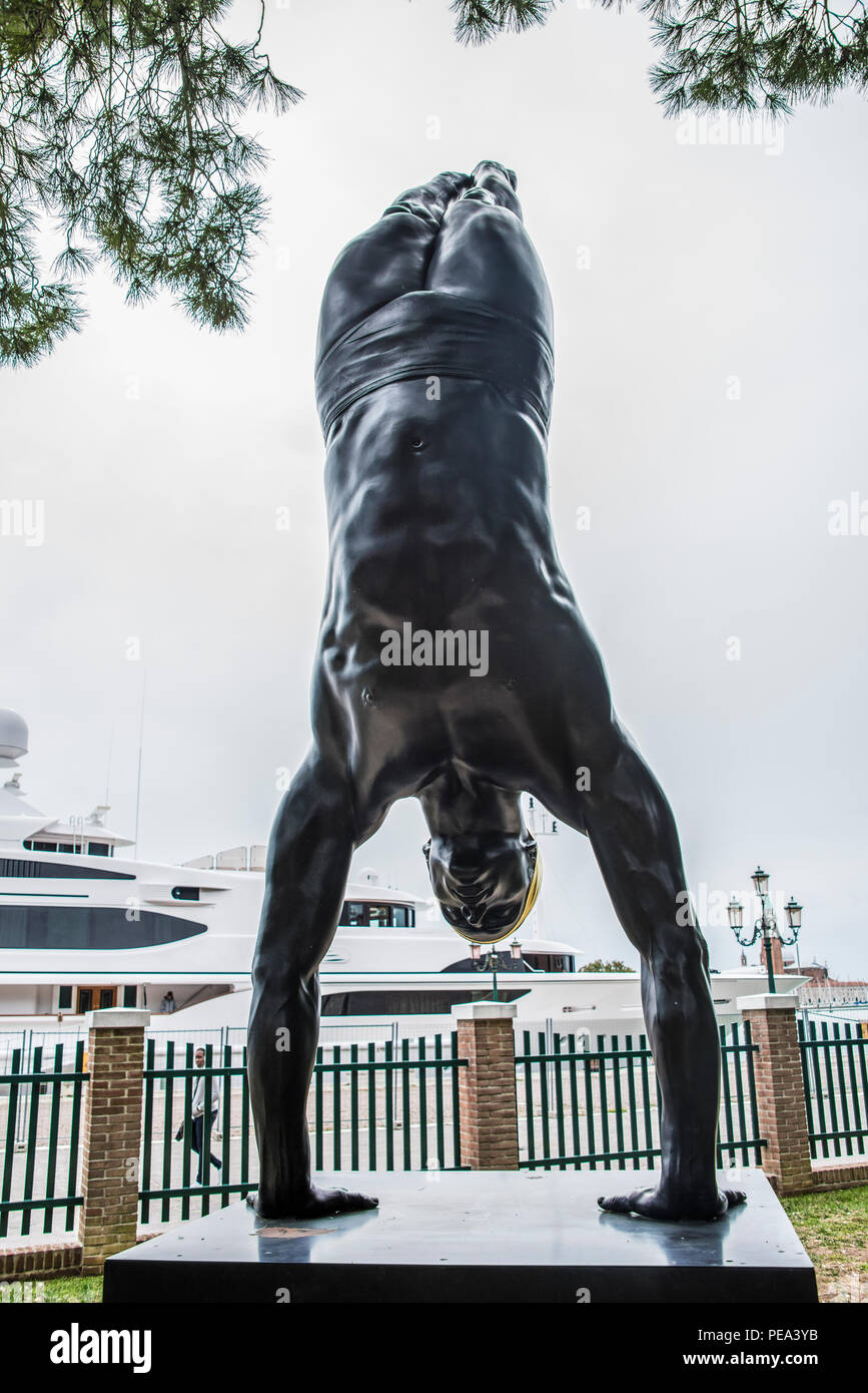 Le nombre d'Or, une sculpture hyper réaliste par Carole UN Feuerman expose à la Biennale de Venise exposition en plein air à Venise, 2017 Banque D'Images