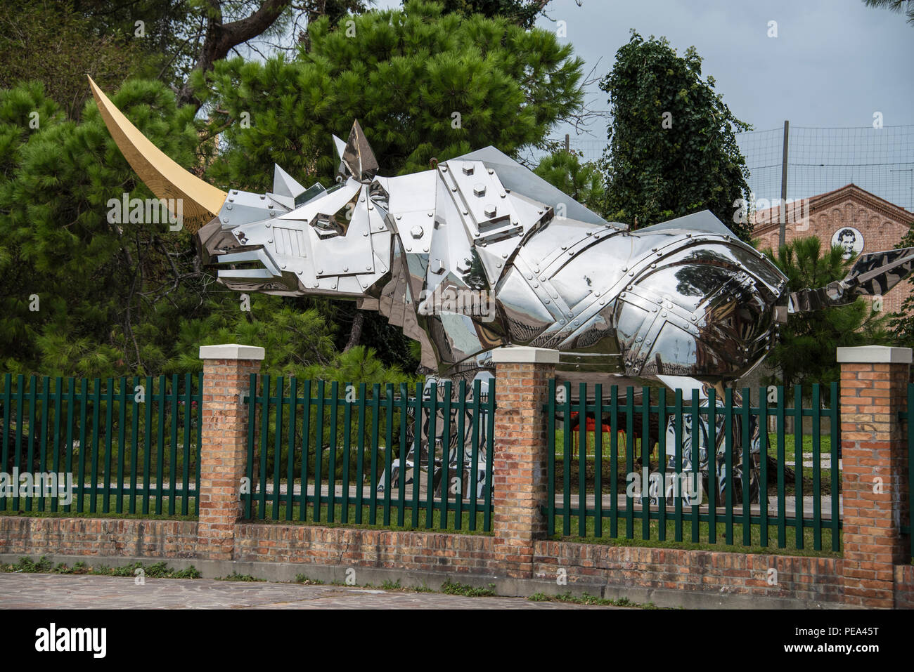 King Kong Rhino, sculpture de métal par Li-Jen Shih expose à la Biennale de Venise exposition en plein air à Venise, 2017 Banque D'Images