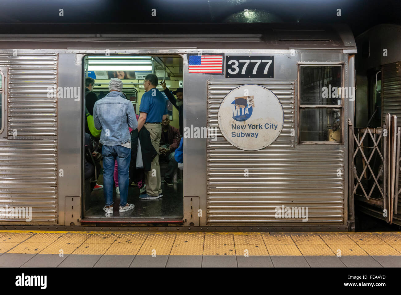 Les passagers qui voyagent sur une rame de métro à New York City Banque D'Images