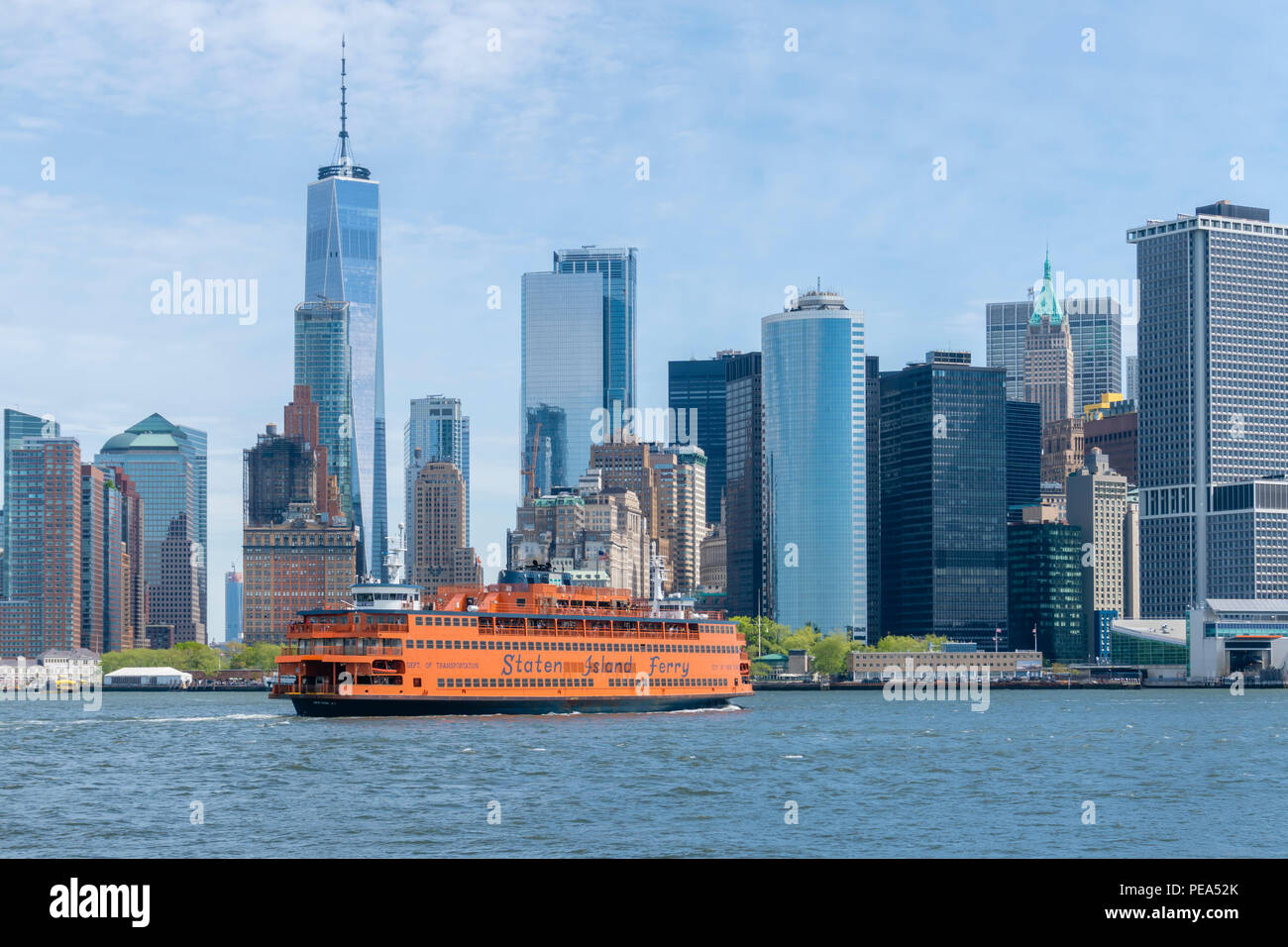 Staten Island Ferry naviguant vers le sud de Manhattan à New York City Banque D'Images