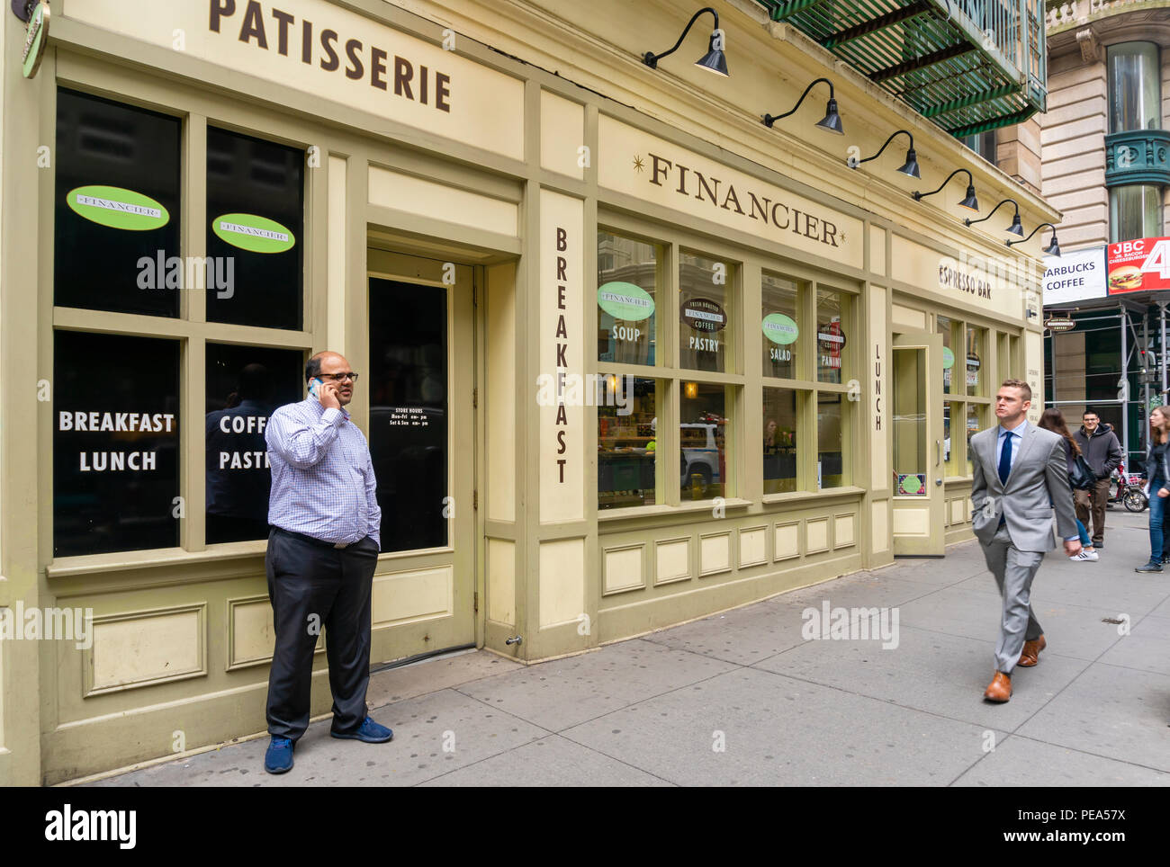 Les employés de bureau à l'extérieur d'un restaurant de New York à l'heure du repas Banque D'Images