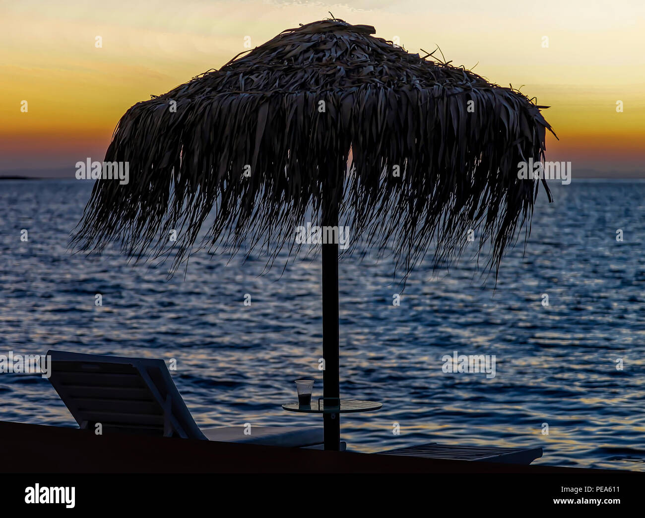 Parasol Silhouete De Paille Umbrellla Et Transat Sur La
