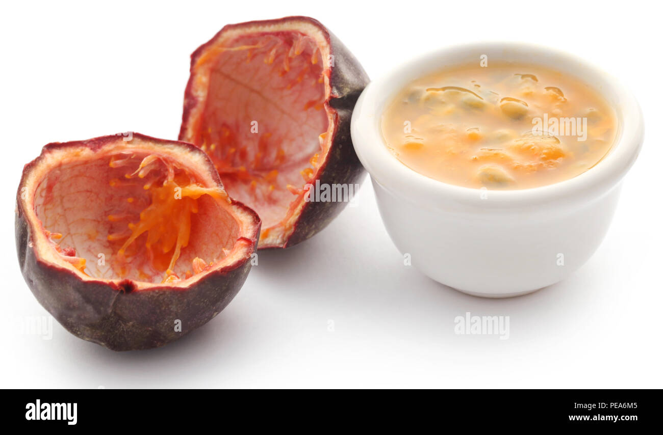 Les fruits de la passion en tranches avec un bol plein de jus de fruits Banque D'Images