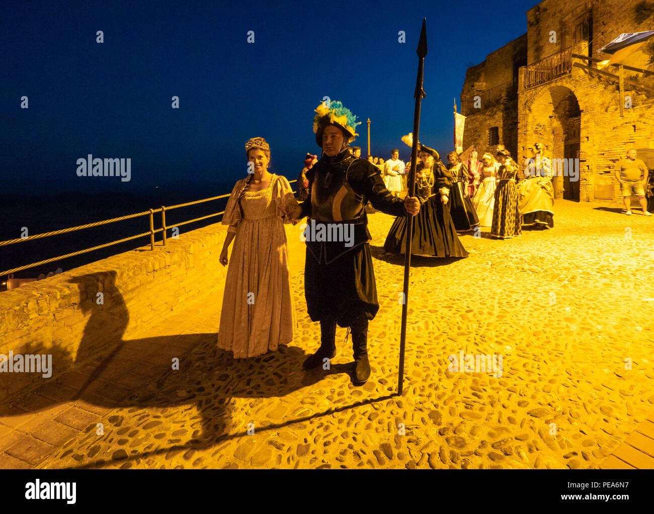 Pisticci (Italie) - Le festival médiéval dans la cité blanche, province de Matera, Basilicate région. Ici le défilé en robes avec les Outlaws période Banque D'Images
