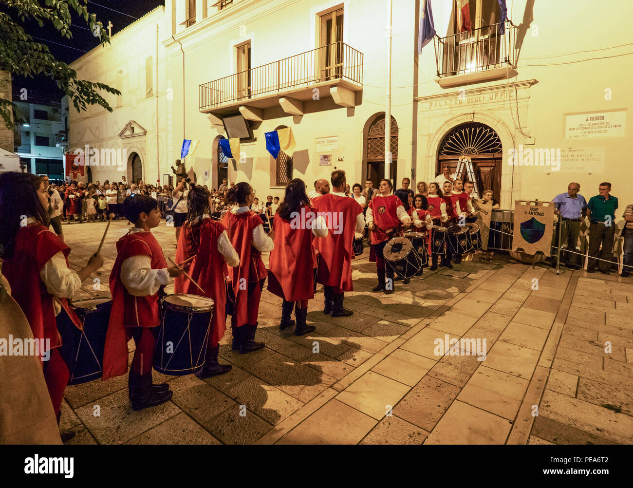Pisticci (Italie) - Le festival médiéval dans la cité blanche, province de Matera, Basilicate région. Ici le défilé en robes avec les Outlaws période Banque D'Images