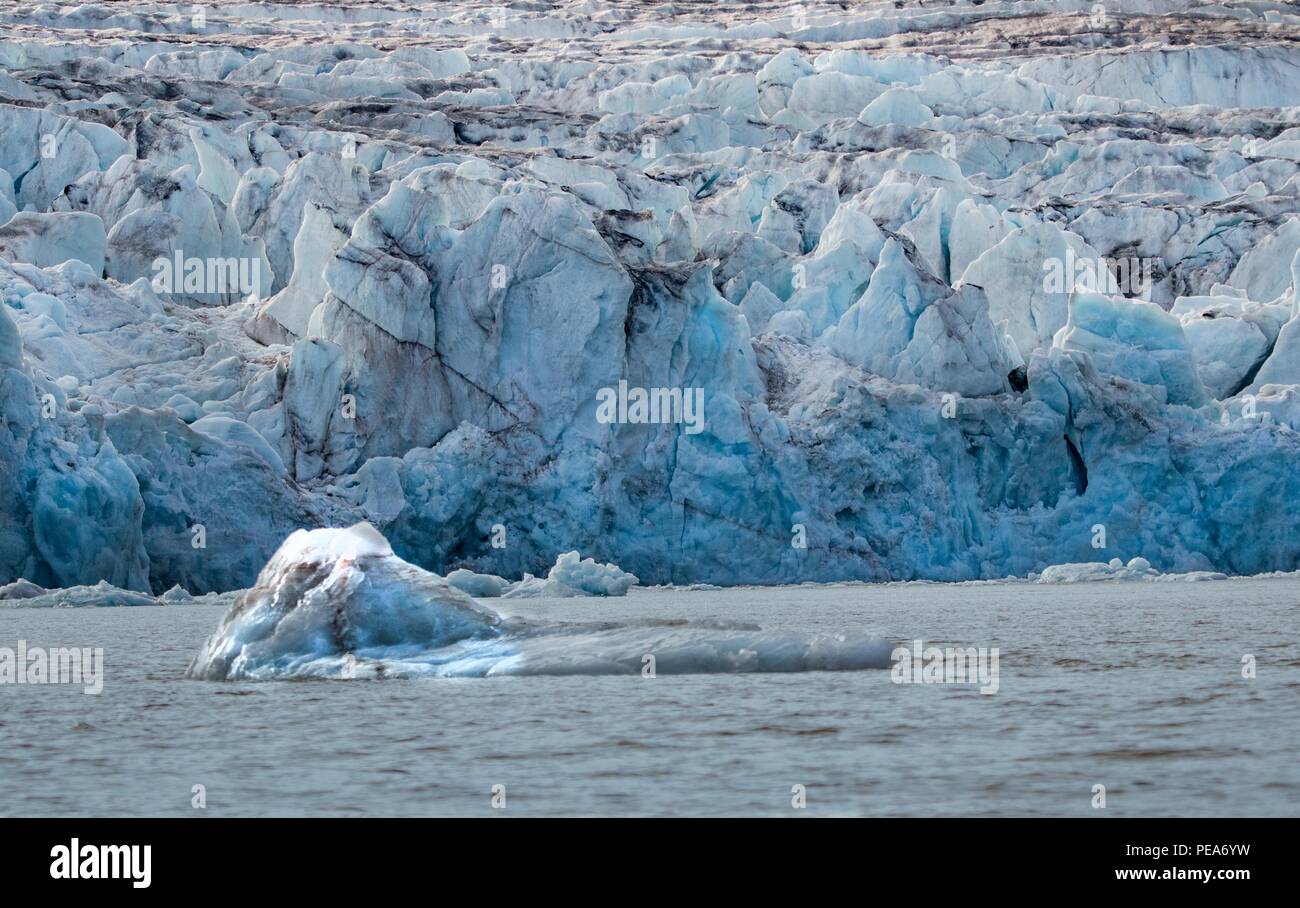 La texture de la glace provenant de la mer, montrant la beauté de la glace de glacier à Svalbard Banque D'Images