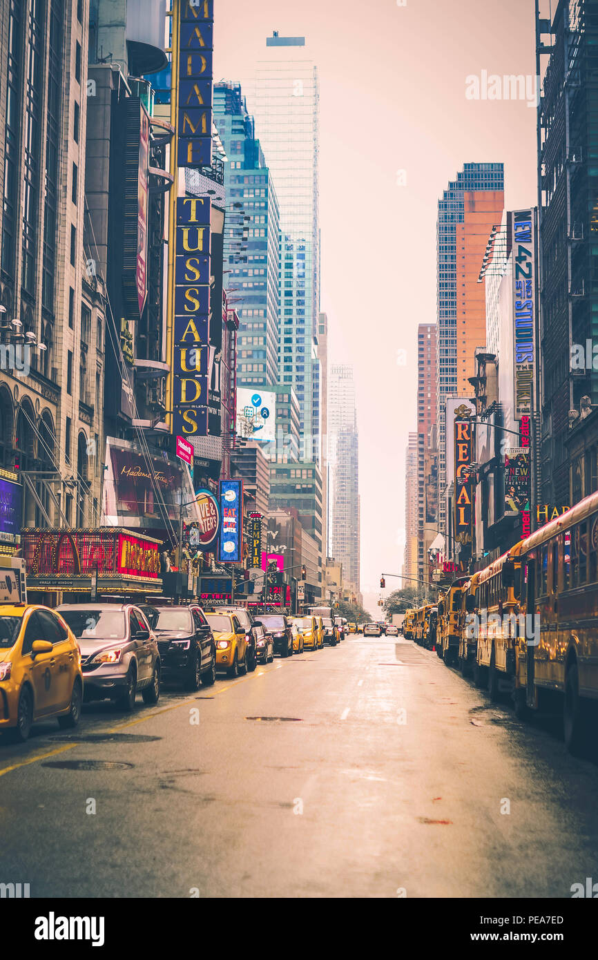 Les voitures et les autobus scolaires le parking à Manhattan prêt pour l'heure de pointe Banque D'Images