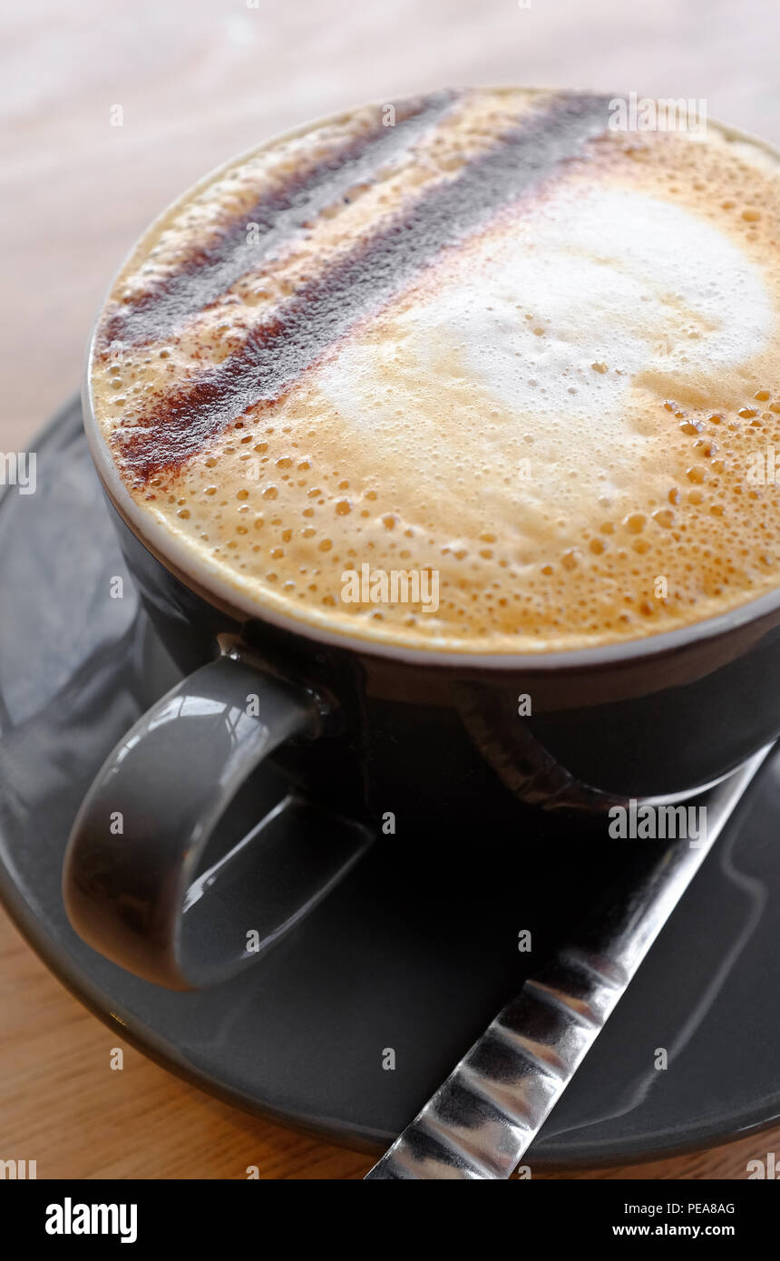 Tasse de cappuccino avec garniture au chocolat Banque D'Images