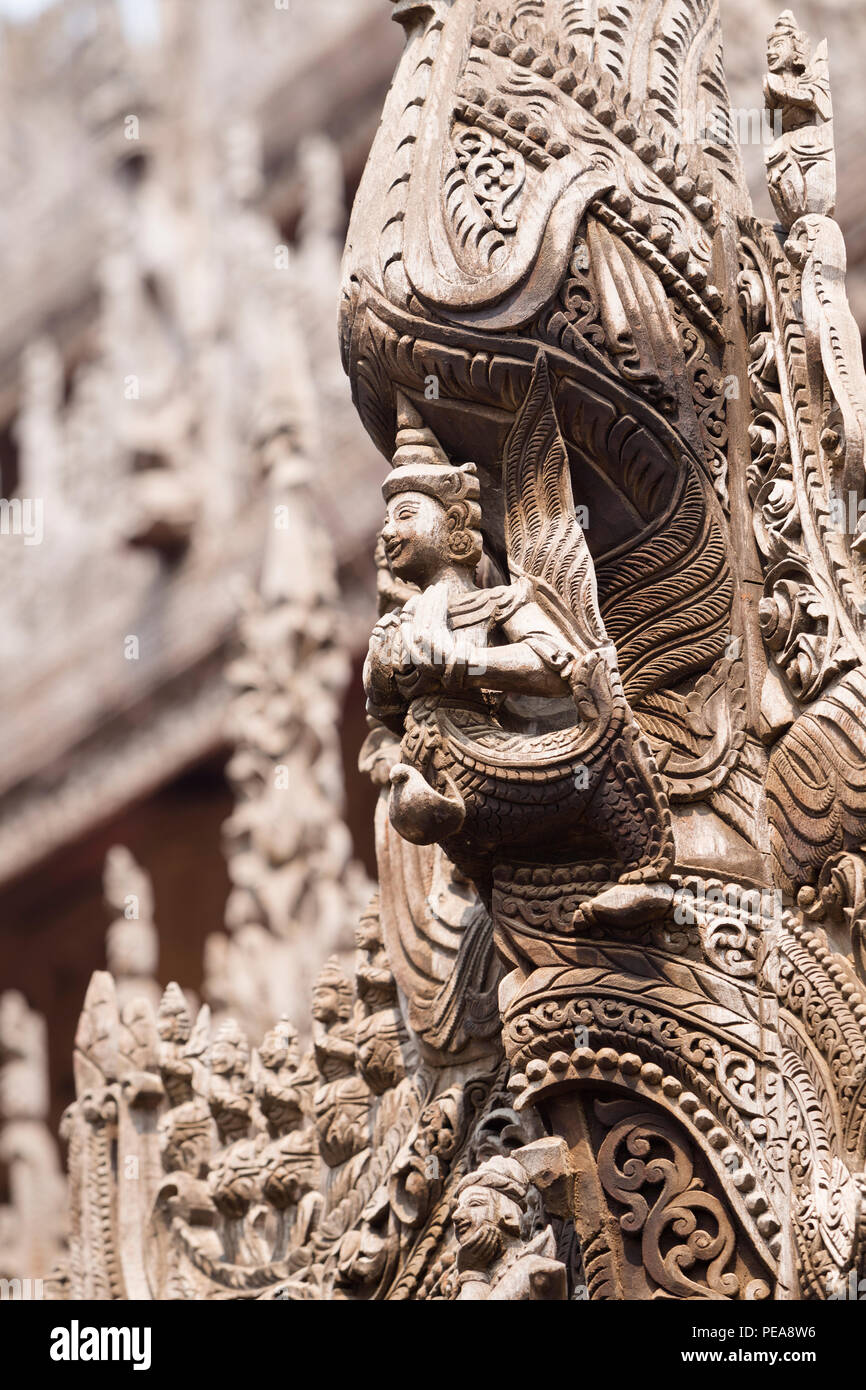 Détail de la monastère sculpté en teck de Shwenandaw Kyaung, Mandalay, Myanmar Banque D'Images