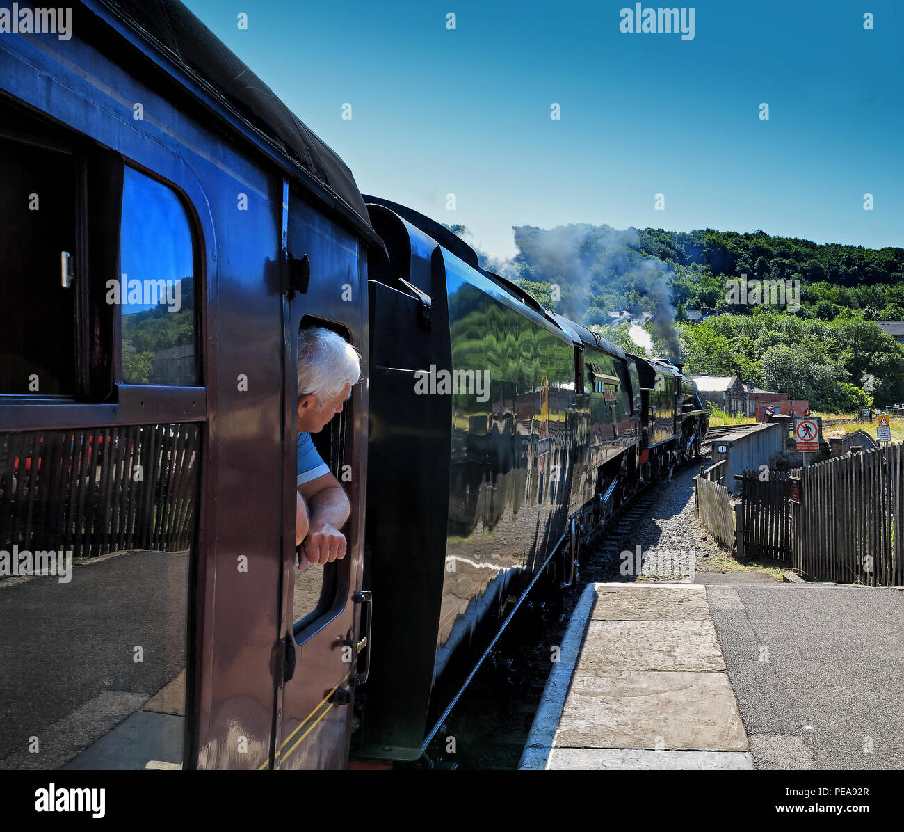 Un passager attend pour le départ en train à vapeur Keighley station sur la ligne d'KWVR Banque D'Images