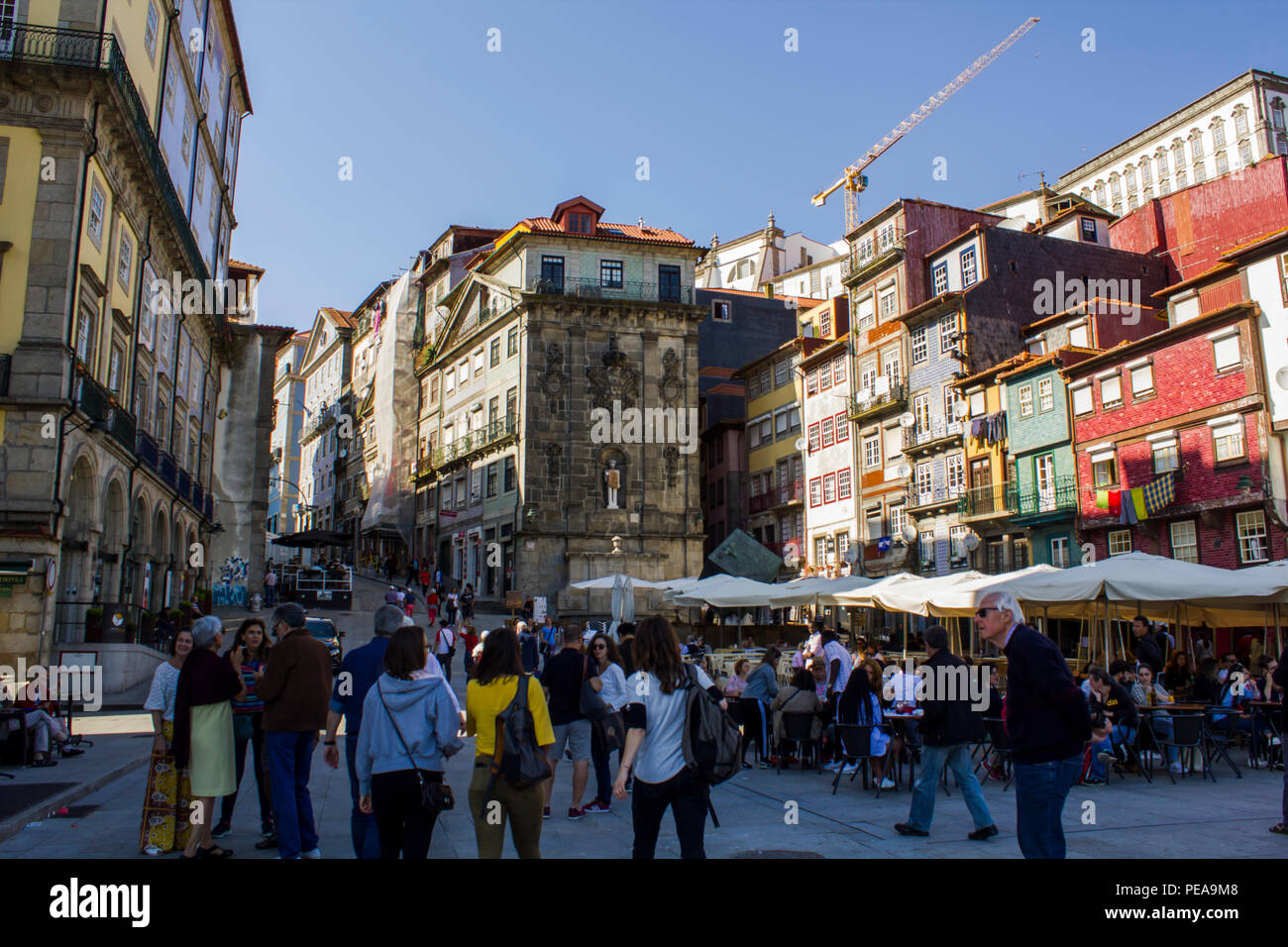 Maisons typiques et les cafés en plein air à l'historique place de la Ribeira de Porto Banque D'Images