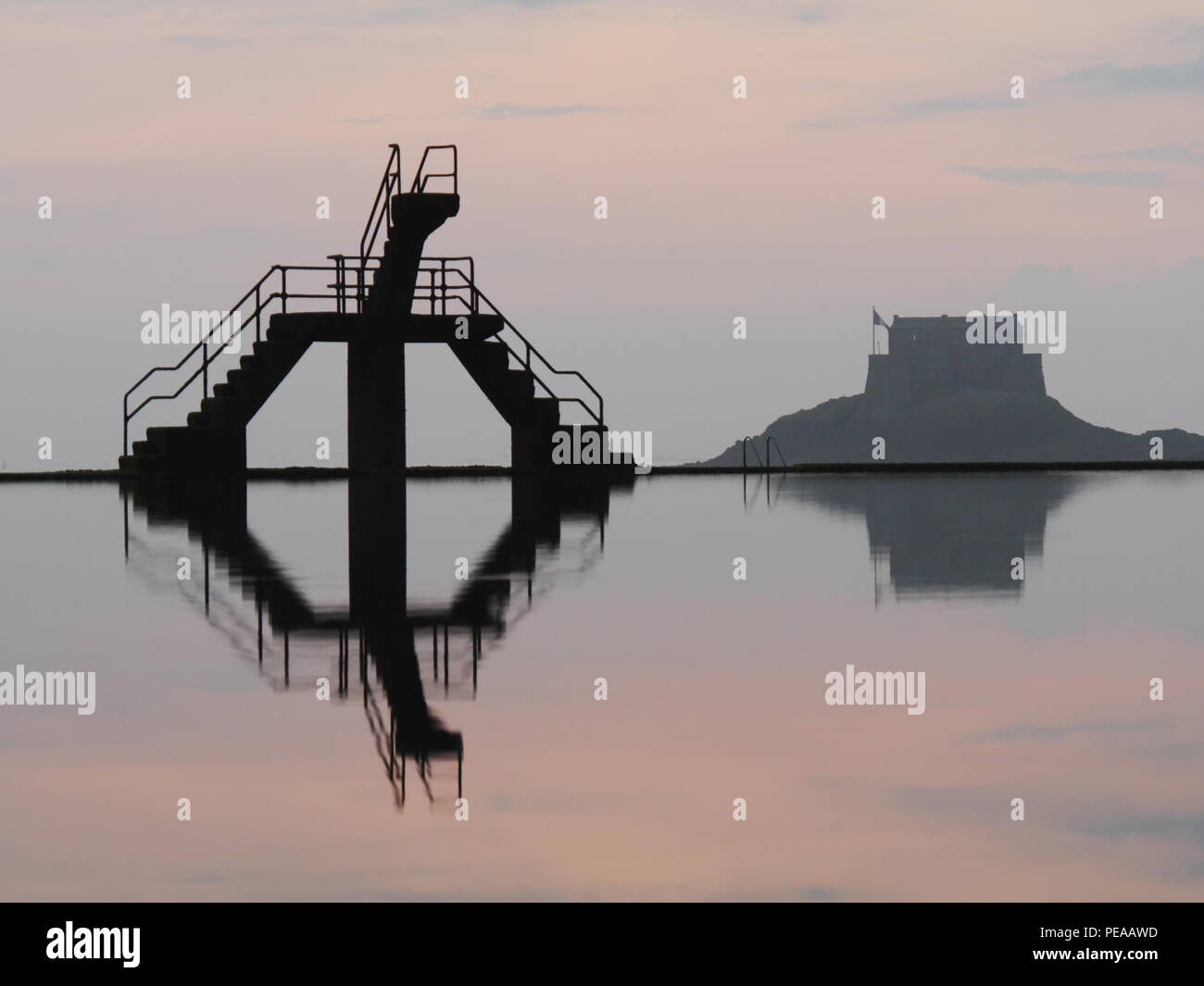 Piscine de la ville de Saint Malo au coucher du soleil. Reflet parfait. Banque D'Images