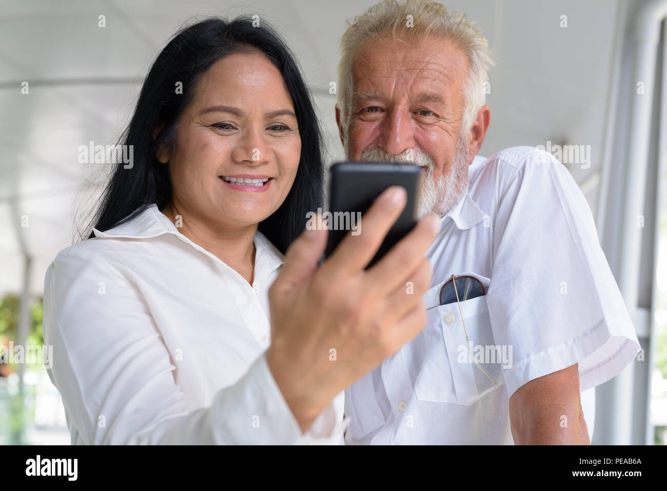 Multi-ethnic couple mature et heureux dans l'amour tout en explorant les Banque D'Images