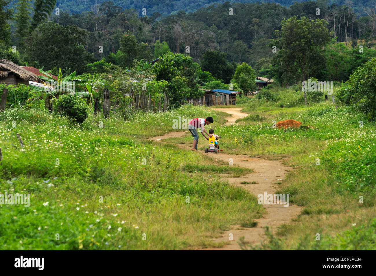 Deux frères jouant dans un centre du Laos village tribal Banque D'Images