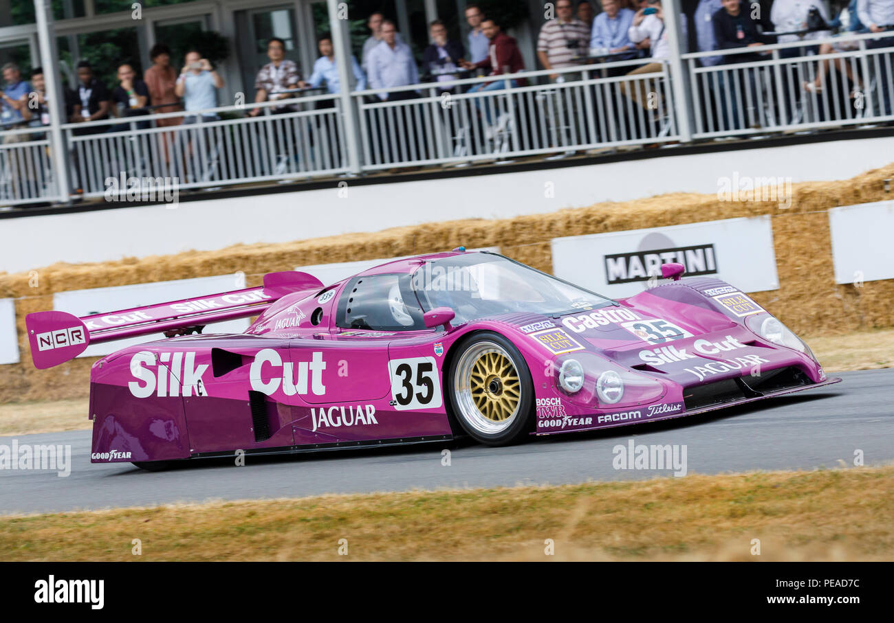 1988 Silk Cut Jaguar XJR-9 LM Le Mans Endurance racer avec chauffeur Gary Pearson au Goodwood Festival of Speed 2018, Sussex, UK. Banque D'Images
