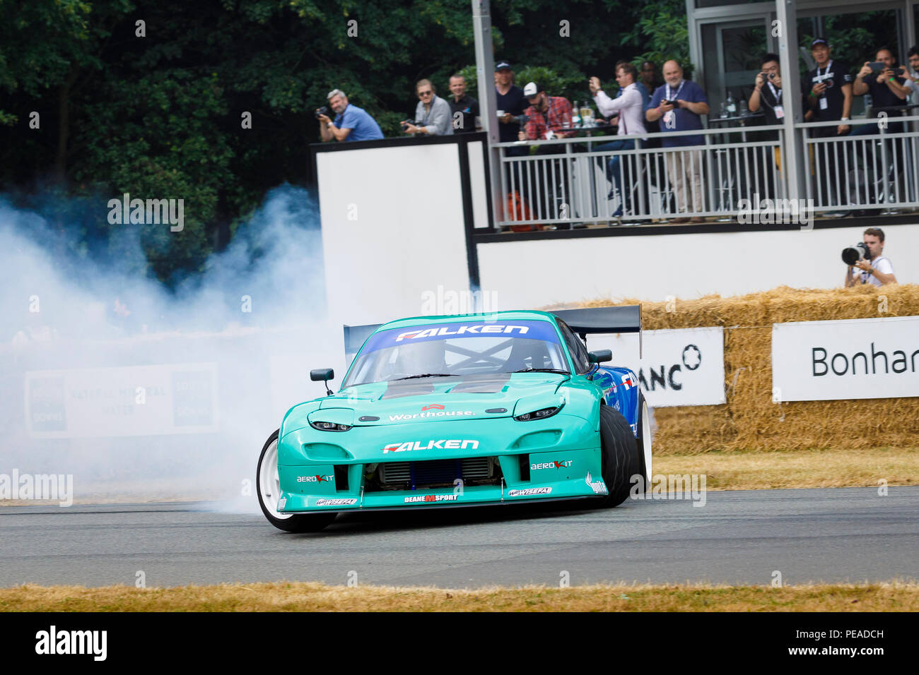 1995 Mazda RX-7 Formula Drift voiture avec chauffeur James Deane en caoutchouc sur la gravure de 2018 Goodwood Festival of Speed, Sussex, UK. Banque D'Images