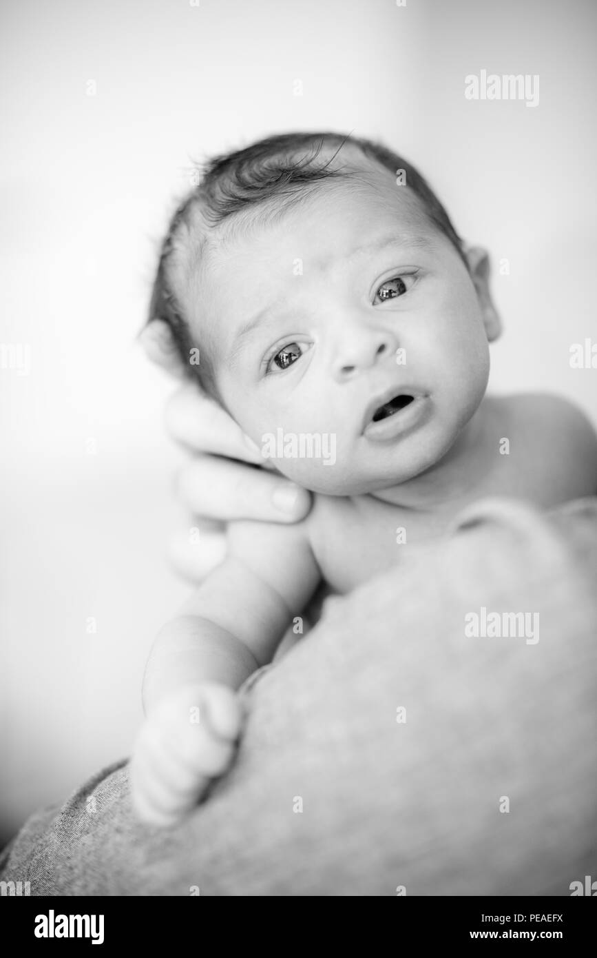 Bebe Nouveau Ne Dans Les Mains Des Parents Famille Heureuse Et Bebe Protection Concept Maman Et Papa Qui Tiennent La Main De Leur Enfant Photo Stock Alamy
