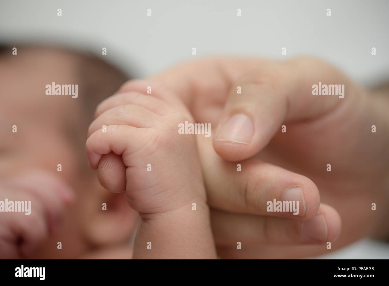 Bébé nouveau-né du doigt de maintien de mère / père. Famille heureuse et  bébé protection concept. Maman et papa qui tiennent la main de leur enfant  Photo Stock - Alamy