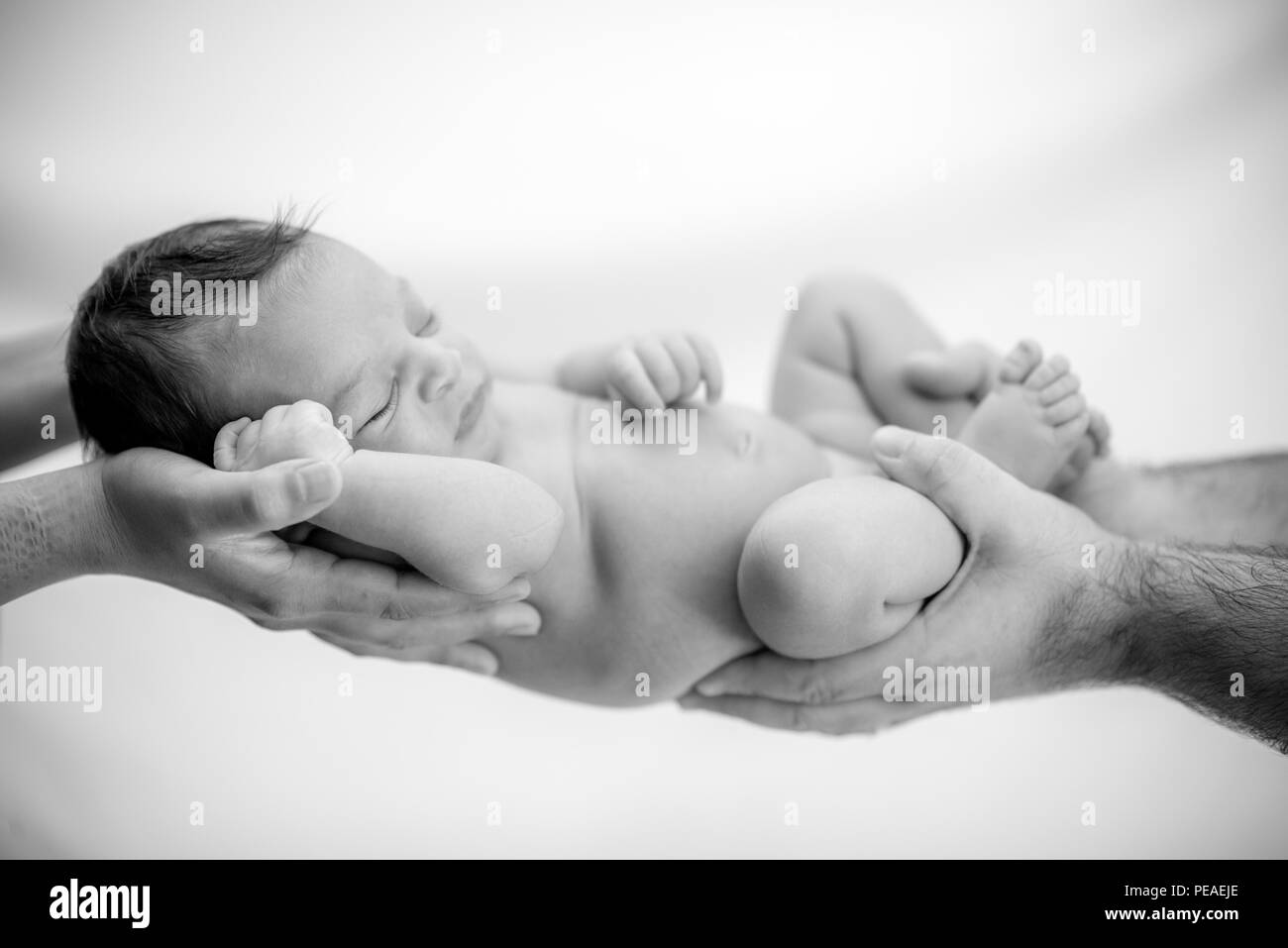 Mignon Bebe Nouveau Ne Dort Dans Les Mains Des Parents Protege Et En Securite Heureux Moments En Famille Pour Maman Et Papa Photo Stock Alamy Mignon Bebe Nouveau Ne Dort Dans Les Mains Des Parents Protege Et En Securite Heureux Moments En Famille Pour Maman Et Papa Photo Stock Alamy