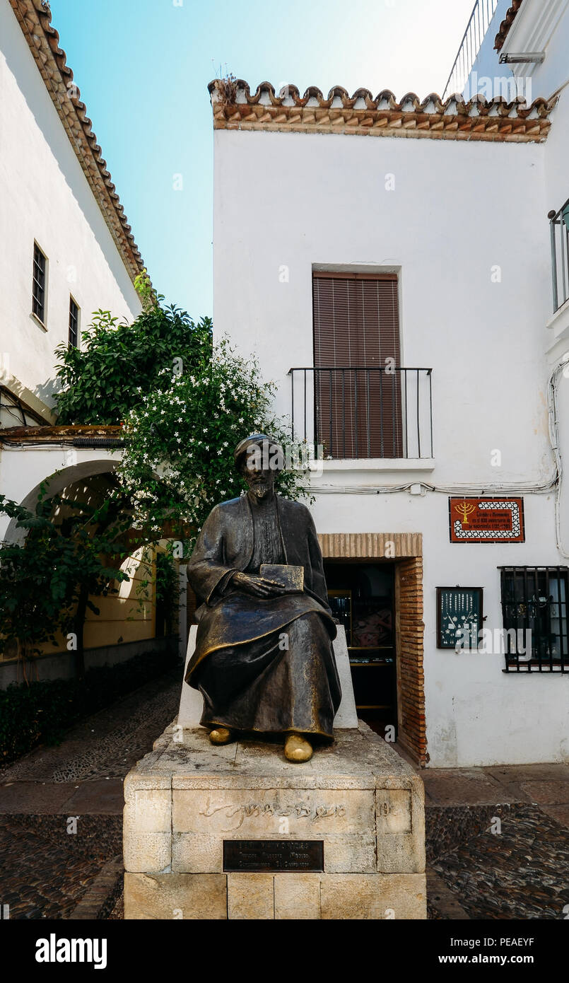 Cordoue, Espagne - 13 juillet 2018 : statue en bronze de Maïmonide, 1135 - 1204, le rabbin juif, médecin et philosophe en Al Andalus. Quartier juif en Cor Banque D'Images