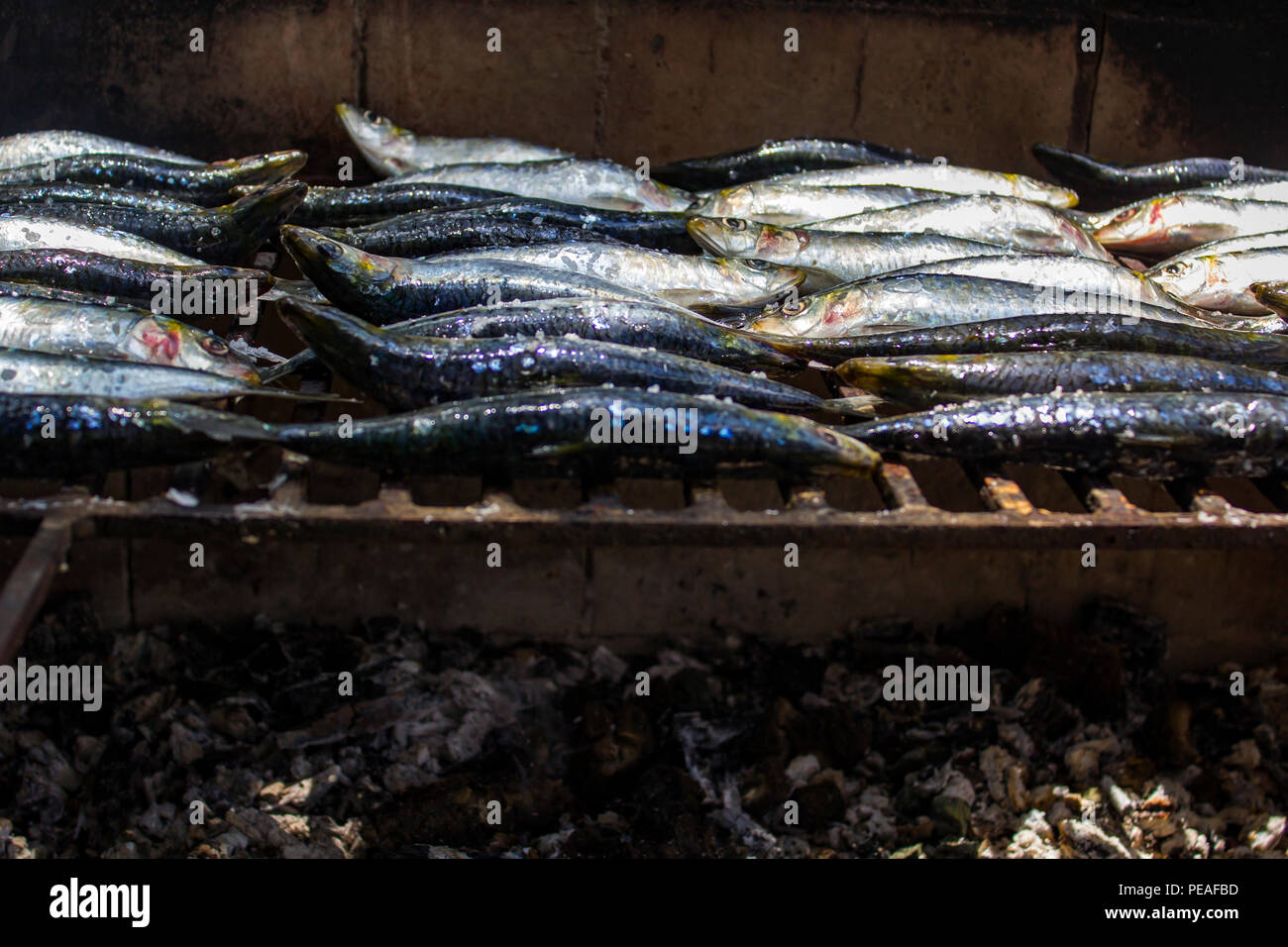 Matières premières fraîches sardines préparé sur le gril Banque D'Images