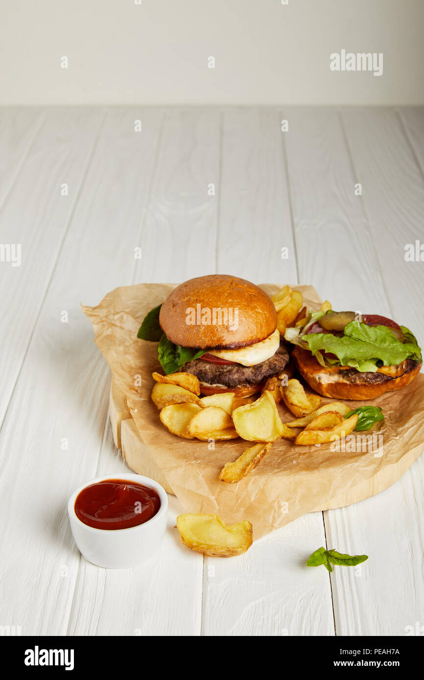 Hamburgers fraîchement cuisiné et servi avec sauce frites Banque D'Images