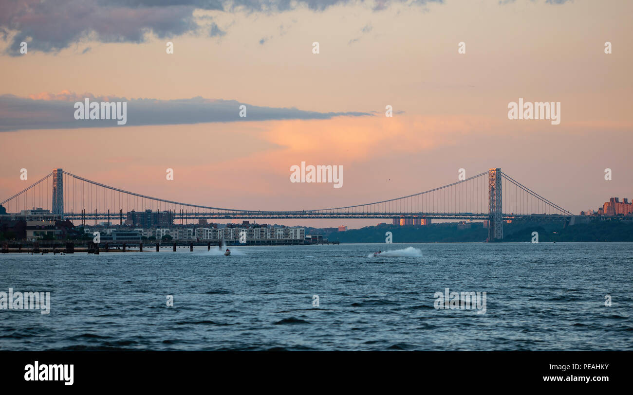 Coucher de soleil sur le pont George Washington Banque D'Images
