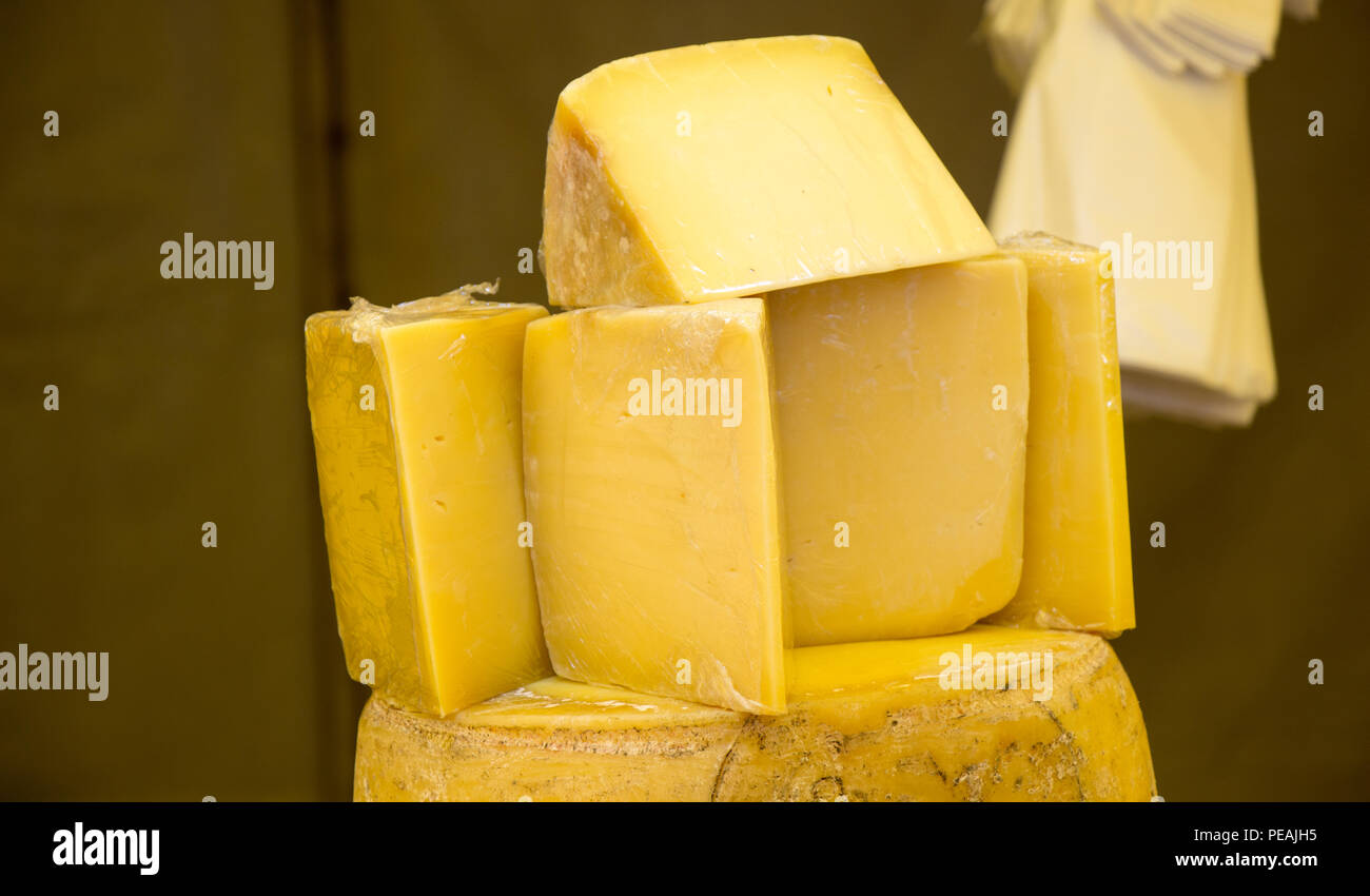 Des coupes ou kashkaval kasseri en vente sur l'étagère Banque D'Images